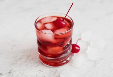 Hafif arka planda vişneli buzlu Manhattan kokteyli. Yakın plan.