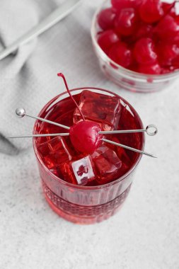 Hafif arka planda buzlu Manhattan kokteyli, yakın plan.