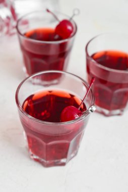 Hafif arka planda lezzetli Manhattan kokteylleri, yakın plan.