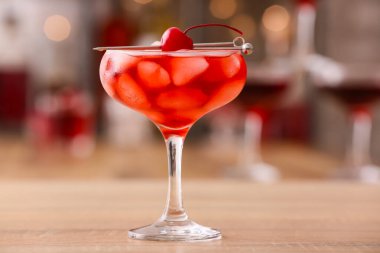 Bir bardak buzlu Manhattan kokteyli lütfen.