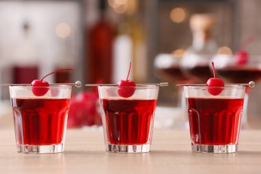 Bardaklar dolusu lezzetli Manhattan kokteyli masada.