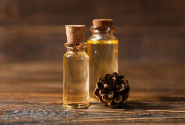 Ahşap zemin üzerinde gerekli yağ ve kozalak şişeleri