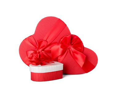 Beyaz arkaplanda Sevgililer Günü için hediye kutuları