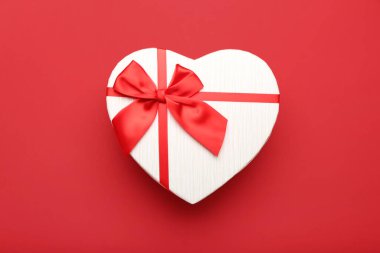 Kırmızı zemin üzerine Sevgililer günü için hediye kutusu