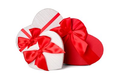 Beyaz arkaplanda Sevgililer Günü için hediye kutuları