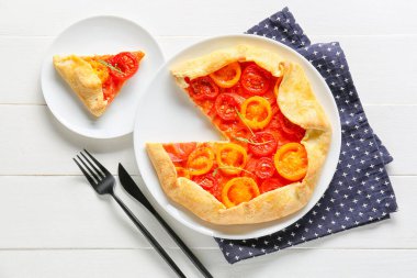 Hafif ahşap arka planda lezzetli bir domates galeti tabağı.