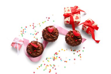 Sevgililer günü için lezzetli çikolatalı kekler ve beyaz arka planda süslemeler.