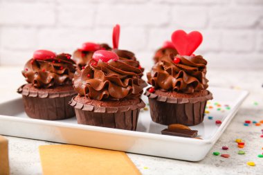 Sevgililer günü için tatlı çikolatalı kek tabağı. Arka planda, yakın plan.