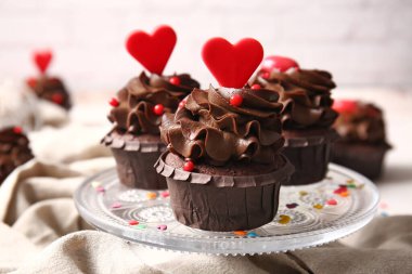Sevgililer Günü için lezzetli çikolatalı kekleri masaya koy, yakın plan.