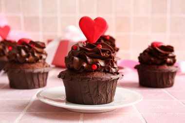 Sevgililer günü için lezzetli çikolatalı kek tabağı masada, yakın plan.