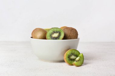 Hafif arka planda taze olgun kivi ile kase