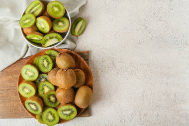 Açık arkaplanda taze kesilmiş kivi tabağı