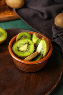 Masada taze kesilmiş kivi kasesi, yakın plan.