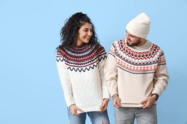 Renkli süveter giyen mutlu genç çift