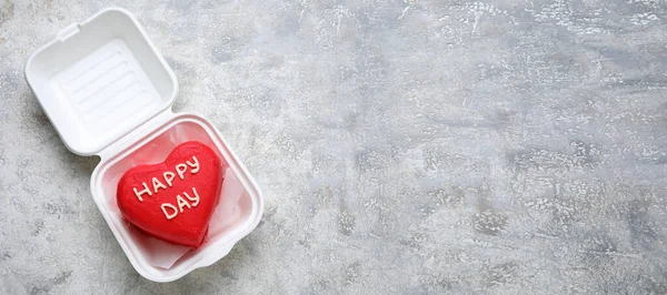 Grunge arka planında lezzetli bento keki ve metin için yeri olan plastik kutu