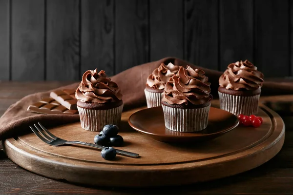 Masada böğürtlenli lezzetli çikolatalı kekler.