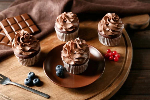 Masada böğürtlenli lezzetli çikolatalı kekler.