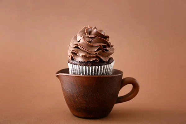 Sabroso Cupcake Chocolate Con Taza Fondo Color — Foto de Stock