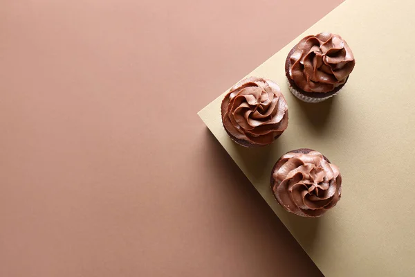 Sabrosos Cupcakes Chocolate Sobre Fondo Marrón — Foto de Stock