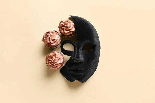 Maskeli Balo Maskesi Arka Planda Çikolatalı Kekler — Stok fotoğraf