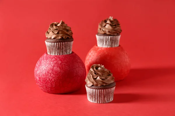 Velas Con Sabrosos Cupcakes Chocolate Sobre Fondo Color — Foto de Stock