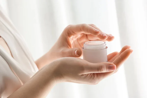 Mujer Joven Con Tarro Crema Cosmética Casa —  Fotos de Stock