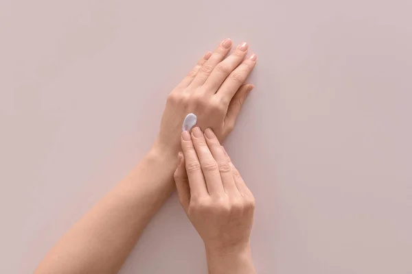 Жіночі Руки Косметичним Кремом Світлому Фоні — стокове фото