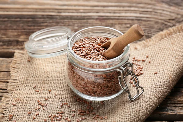 Ahşap arka planda keten tohumlu kavanoz