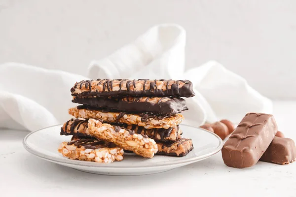 Plate Tasty Chocolate Nut Bars Table — 스톡 사진