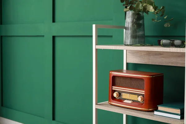 緑の壁の近くにレトロラジオ受信機と本棚 — ストック写真