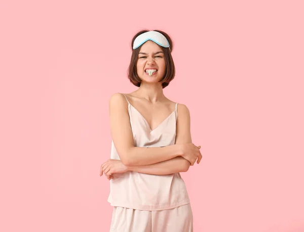 Emotionele Jonge Vrouw Pyjama Met Kauwgom Kleur Achtergrond — Stockfoto