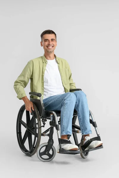 Νεαρός Αναπηρική Καρέκλα Ελαφρύ Φόντο — Φωτογραφία Αρχείου