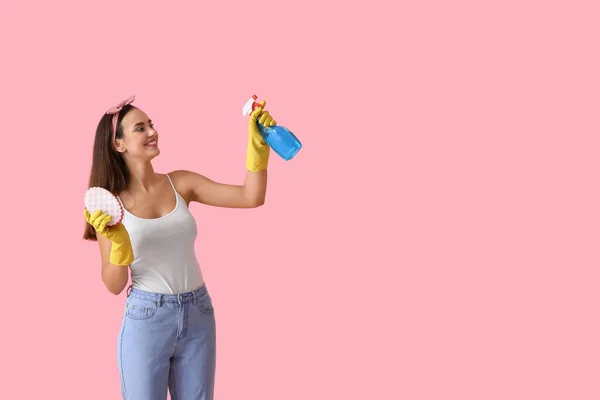 Mujer Joven Con Esponja Detergente Sobre Fondo Color —  Fotos de Stock