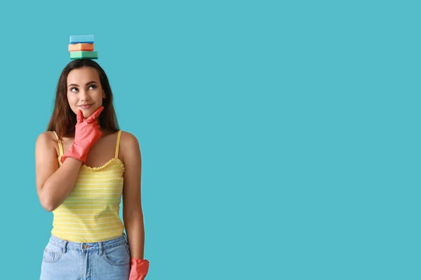 Bedachtzame Jonge Vrouw Met Sponzen Kleur Achtergrond — Stockfoto