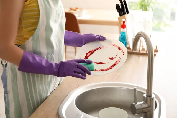 Νεαρή Γυναίκα Πλύσιμο Των Πιάτων Στο Σπίτι — Φωτογραφία Αρχείου