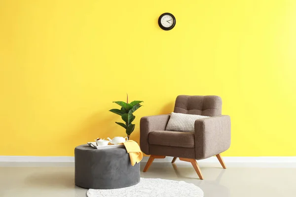 Pouf Breakfast Houseplant Soft Armchair Yellow Wall —  Fotos de Stock
