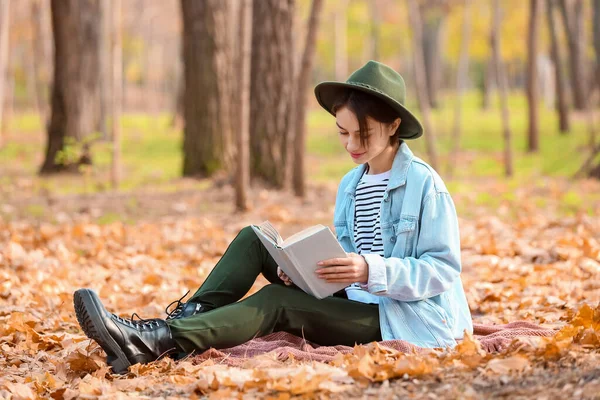 Sonbahar Parkında Ekoseyle Ilgili Ilginç Kitaplar Okuyan Genç Bir Kadın — Stok fotoğraf