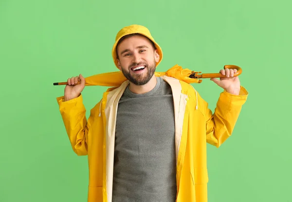 Jongeman Stijlvolle Regenjas Met Paraplu Kleur Achtergrond — Stockfoto