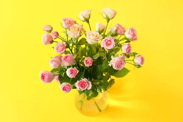 Florero Con Ramo Hermosas Rosas Sobre Fondo Amarillo — Foto de Stock