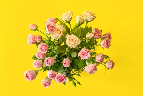 Ramo Hermosas Rosas Sobre Fondo Amarillo — Foto de Stock