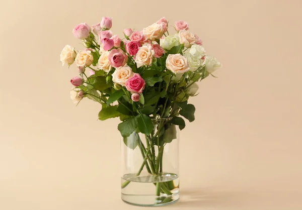 Florero Con Ramo Hermosas Rosas Sobre Fondo Beige — Foto de Stock