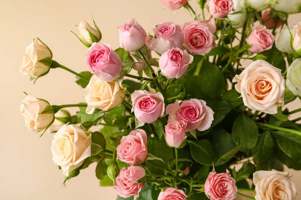 Bouquet Beautiful Roses Beige Background Closeup — Foto Stock