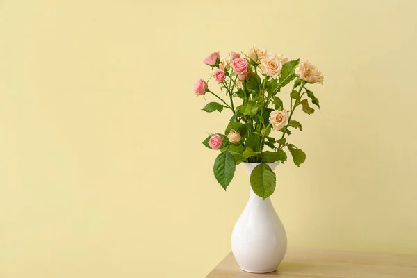 Βάζο Μπουκέτο Από Όμορφα Τριαντάφυλλα Ξύλινο Τραπέζι — Φωτογραφία Αρχείου