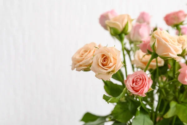 Μπουκέτο Όμορφα Φρέσκα Τριαντάφυλλα Στο Φως Φόντο Closeup — Φωτογραφία Αρχείου