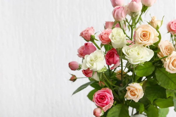 Vaas Met Boeket Van Mooie Rozen Lichte Achtergrond — Stockfoto