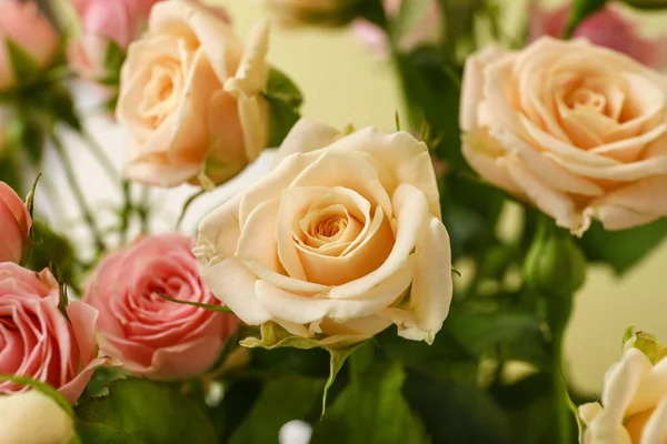 Ramo Hermosas Rosas Frescas Sobre Fondo Color Primer Plano —  Fotos de Stock