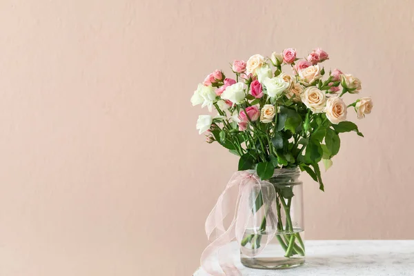 Βάζο Μπουκέτο Από Όμορφα Τριαντάφυλλα Στο Τραπέζι — Φωτογραφία Αρχείου