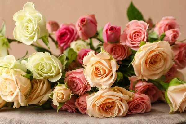 Букет Красивых Роз Столе Крупным Планом — стоковое фото