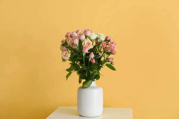 Ваза Букетом Красивих Троянд Столі — стокове фото