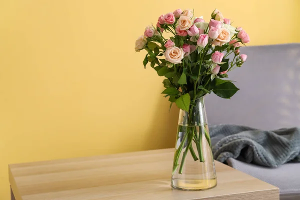 部屋のテーブルの上に美しいバラの花束と花瓶 — ストック写真